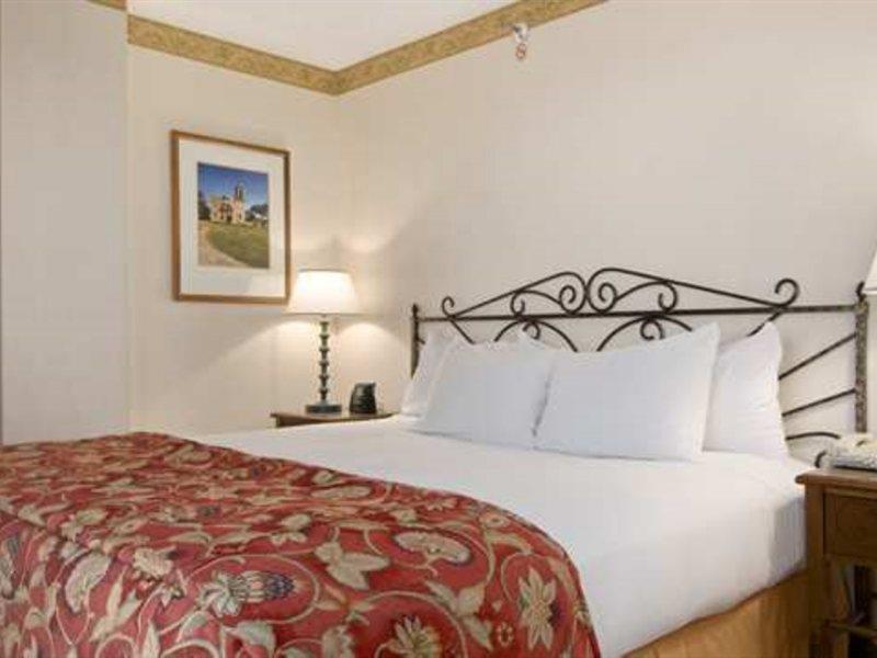 Doubletree By Hilton Airport
